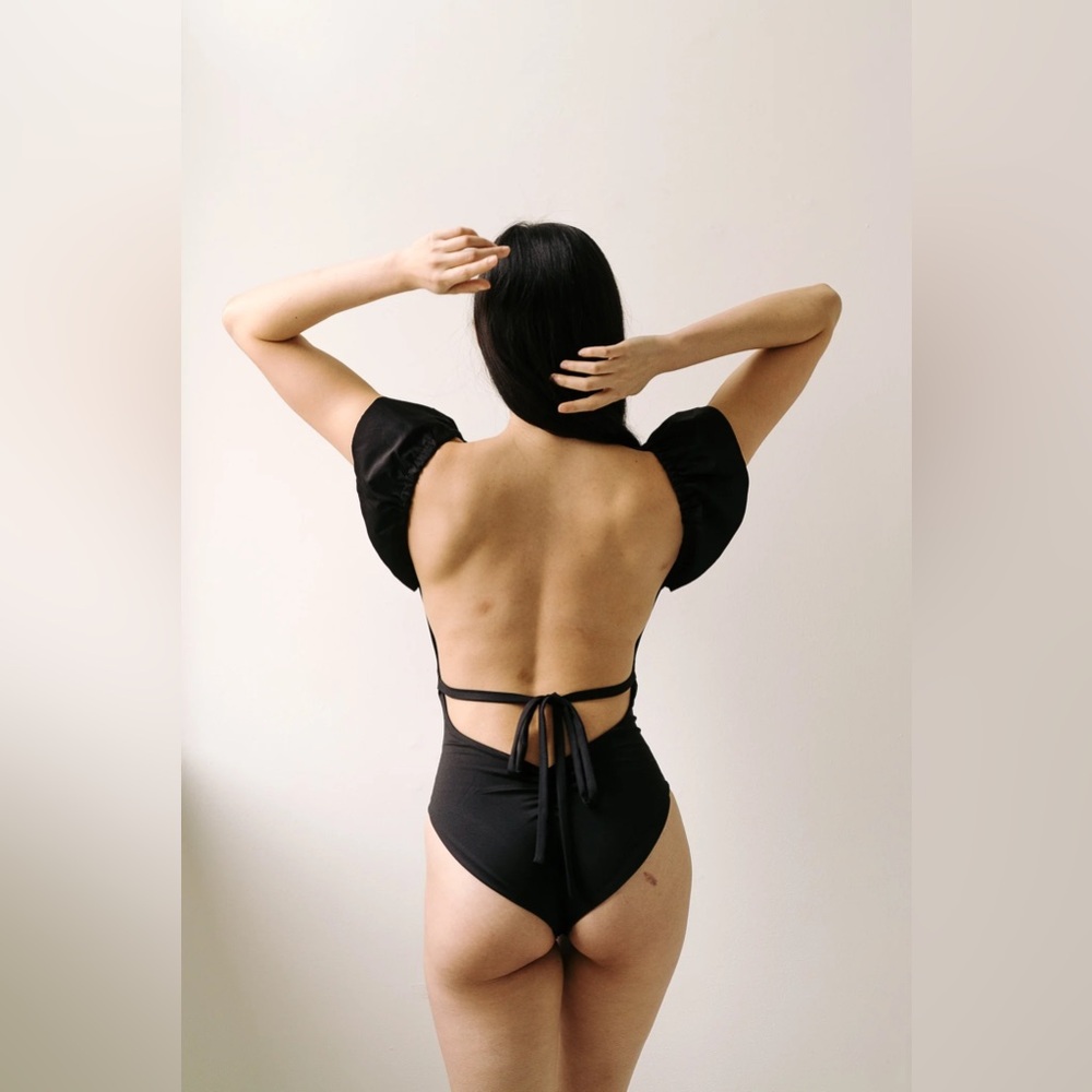 Londre ruffle shoulder one piece black - xs